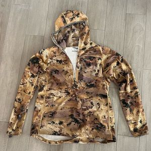 Sitka men’s grinder hoodie in optifade waterfowl marsh camo.